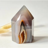 Druzy agaat toren uit Uruguay door Moonlight Gemstones, natuurlijke geode edelsteen met grijze banden en bruine kern.