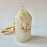 Uruguay agaat toren met natuurlijke druzy kwarts; zacht witte kristallen banden en puntige top, Moonlight Gemstones
