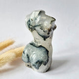 Mosagaat vrouwenbeeldje 8 cm handgeslepen edelsteen carving met grijs-witte patronen