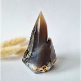 Druzy grijze agaat staande kristalpunt met amber tint, 273 g, Moonlight Gemstones