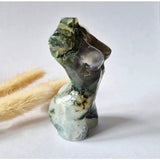 Mosagaat vrouwenbeeldje, handgeslepen edelsteen sculptuur, 8 cm, groen met wit en donkergroene accenten.