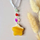 Moonlight Gemstones kerstster suncatcher met mintgroene kraal, rode kraal, iridescente kristal en gele ster