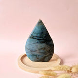 Moonlight Gemstones XL labradoriet druppel-edelsteen met vlammend blauw-groen, staand op houten ring