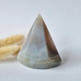 Druzy grijze agaat staande kristal obelisk, 189g, banding