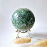Groene Strawberry Quartz Bol, 73 mm, op zilveren sierstandaard