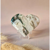 Moonlight Gemstones Edelsteen druzy mosagaat hart op metalen standaard met groen-witte banding