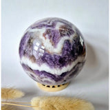 XL Dream Amethist Edelsteen Bol op gouden stand; grote paars-witte gestreepte amethist bol