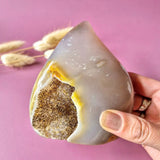 XL drusy grijze agaat druppelvormige edelsteen met gele rand en geode-inzet