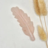 Edelsteen Veer Carving rose quartz feather, Moonlight Gemstones, about 10 cm