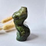 Mosagaat vrouwenbeeldje 8 cm (#3) – handgeslepen edelsteen carving