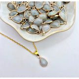 Goudkleurige ketting met amazoniet waterdruppel hanger; meerdere lichtblauwe waterdruppel bedels in gouden zetting
