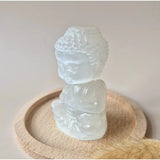 Moonlight Gemstones Edelsteen Seleniet Boeddha, 10 cm, witte doorschijnende selenietbeeld op houten schijf