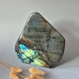 Moonlight Gemstones Labradorite freeform, XXL 2322g with intense blue-green iridescent flash