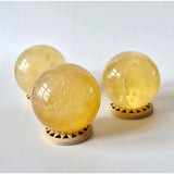 Edelsteen gele fluoriet bol, 4 cm, drie stuks op houten voetjes