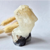 Mosagaat vrouwenbeeldje 8 cm, handgeslepen edelsteen carving, crèmekleurig met donkere onderkant