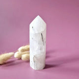 Edelsteen Zwarte Toermalijn in Kwarts Toren, 8–10 cm, wit kwarts met zwarte toermalijn insluitsels, Moonlight Gemstones