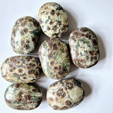 Moonlight Gemstones Kristal Groene Bloem Toermalijn Palmsteen set of seven polished green floral tourmaline palmstones