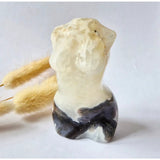 Mosagaat vrouwenbeeldje 8 cm, handgeslepen edelsteen sculptuur in cream en donker gemarmerde voet
