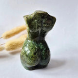 Mosagaat vrouwenbeeldje 8 cm (#3) – handgeslepen edelsteen carving