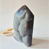 Druzy Agaat Toren uit Uruguay, 643 g, donkere geode met glinsterende druzy kristallen.