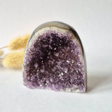 Druzy agaat geode uit Uruguay met paarse kristallen, halfronde edelsteen