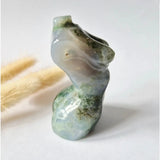 Mosagaat vrouwenbeeldje 8 cm (#48) – handgeslepen edelsteen carving