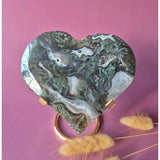 XL edelsteen drusy mosagaat hart op metalen standaard; groen, wit en grijs met aders.