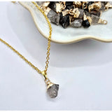 Goudkleurige ketting met ruwe rookkwarts hanger (1 cm)