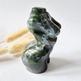 Mosagaat vrouwenbeeldje, 8 cm, handgeslepen edelsteen van Moonlight Gemstones.