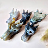 Set van 5 drakenschedels uit grijze druzy agaat; edelsteen sculpturen met kristallen accenten in blauw-grijze tinten