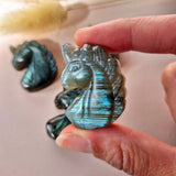 Labradoriet Eenhoorn edelsteen carving, 3,7 cm, iriserend blauwgroen, Moonlight Gemstones