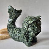 Groene jade zeemeermin, Moonlight Gemstones edelsteen carving, 13 cm, 600–700 g