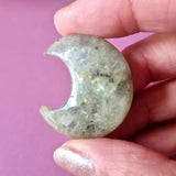Labradoriet maanvormige palmsteen, 3 cm, handsteen en zorgensteen, spiritueel cadeau