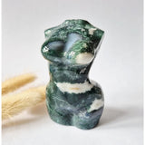 Mosagaat vrouwenbeeldje 8 cm, handgeslepen edelsteen sculptuur in groen met witte banding, Moonlight Gemstones