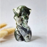 Mosagaat vrouwenbeeldje 8 cm, handgeslepen edelsteen, groen-witte marmering – Moonlight Gemstones