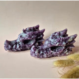 Edelsteen Paarse Mica Drakenschedel; twee paarse drakenkop‑sculpturen met witte marmering