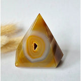 Druzy grijze agaat staande edelsteen kristal piramide met geode holte #42 136g