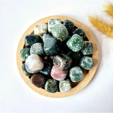 Edelsteen Mossagaat trommelstenen, 2 cm, handstenen; groen met witte marmering, circa 20 stuks in houten schaal