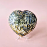 Edelsteen Ocean Jasper hart, 200–300 g, kleurrijk met groene en blauwe vlekken