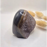Druzy grijze agaat freeform staande edelsteen kristal, 290 g