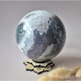 Kristallen edelsteen mosagaat drusy geode bol sphere met display stand, Moonlight Gemstones, 110 mm, 1745 g