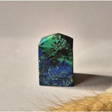 Azuriet edelsteen toren, blauw-groene tinten met zwarte vlekken, 60 g