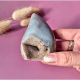 Druzy Grijze Agaat Druppelvormige Drop / Flame Staande Edelsteen Kristal - #39 163g.