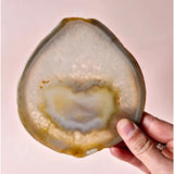 Edelsteen Druzy Agaat schijf op standaard, 11–14 cm, Moonlight Gemstones, geelachtige rand met kristallen centrum