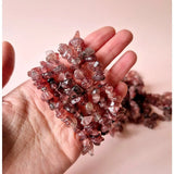Kristallen aardbeienkwarts edelsteen chips armband, roze kristalchips met glans