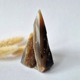 Moonlight Gemstones Druzy Grijze Agaat staande edelsteen kristal #37, 273 g