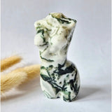 Mosagaat vrouwenbeeldje, 8 cm, handgeslepen edelsteen — Moonlight Gemstones