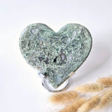 Edelsteen grote druzy mosagaat hart op metalen standaard, Moonlight Gemstones, 250 g