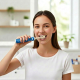 green-goose Oral-B XL bio-based castorolie opzetborstels, ongekleurd, op een blauwe elektrische tandenborstel