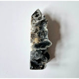 Edelsteen Druzy Sphaleriet Toren / Obelisk, donkergrijze steen met witte druzy kristallen en ruwe randen